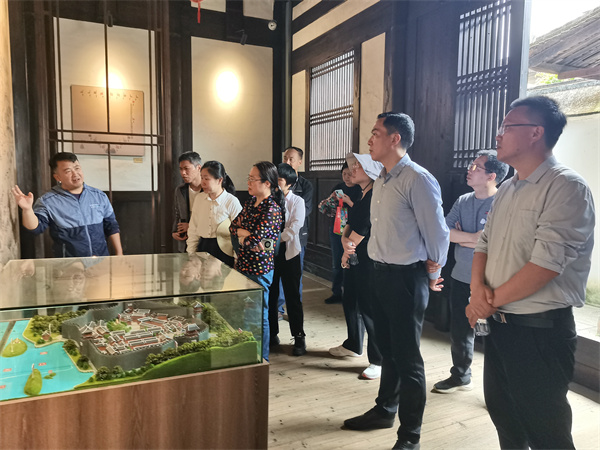 调研组一行考察琴江历史文化展示馆.jpg