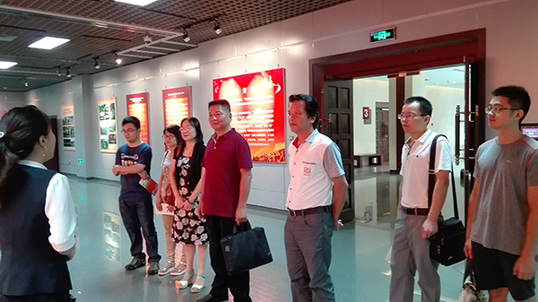 7月27日，福州市方志委组织党员干部参观，纪念中国共产党成立90周年暨中共福州组织建立90周年专题图片展-4.jpg
